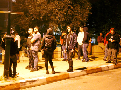 בעד דמוקרטיה, אבל יש לזה גבול. עוד הפגנה של אוהדי הפועל