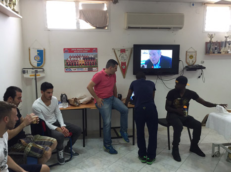 שחקני הפועל חיפה צופים בכץ דרך הסקייפ (דוברות הפועל חיפה)