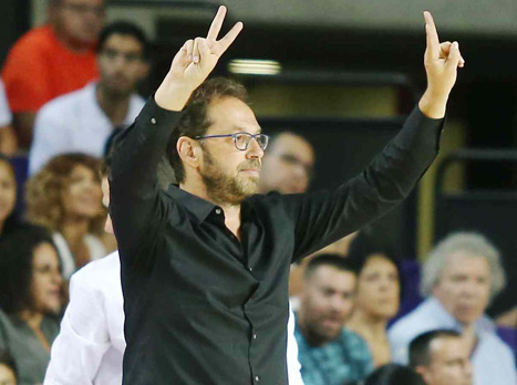 "השחקנים מגיעים לפניי לאימונים". דרוקר (אלן שיבר)