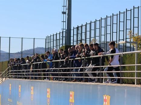 גם שחקני בארסה ב' הגיעו לראות את הבכורה שלו (David Clarke)