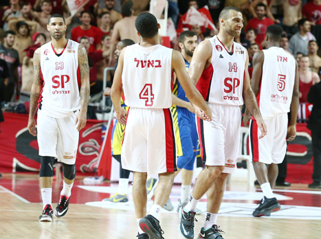 שחקני הפועל נהנים (אלן שיבר)