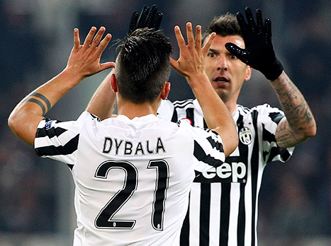 דיבאלה חוגג עם מנדזוקיץ'. "נתנו את הכל" (getty(