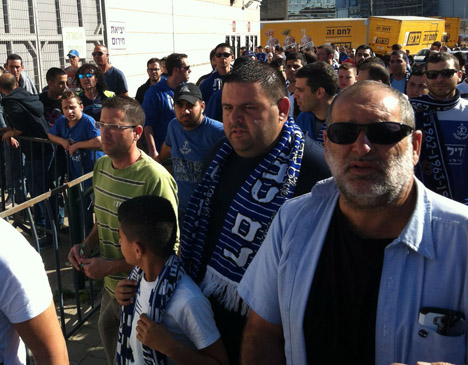 אוהדי פתח תקווה פרצו למגרש