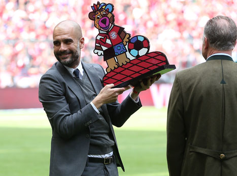 פפ קיבל פסלון קצת משונה (getty)