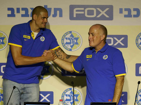 צירבס ומאמנו החדש (צילום: אלן שיבר)