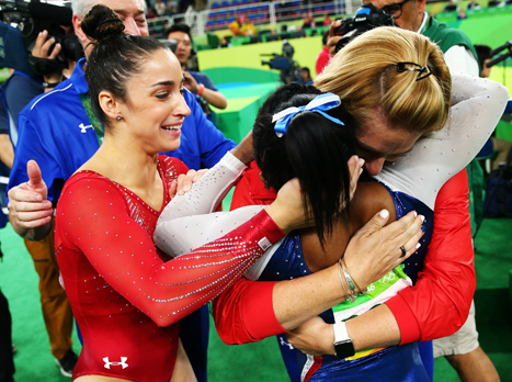 חגיגות אמוציונאליות בסיום. רייזמן וביילס (gettyimages)