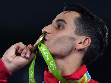 צפו באבוגאוש זוכה במדליה