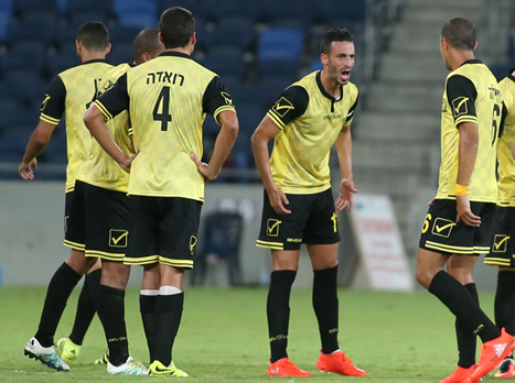 שחקני בית"ר. השפלה בסמי עופר (יוסי שקל)