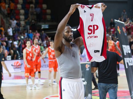 טאקר מודה לקהל (עודד קרני)