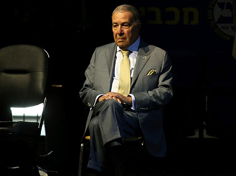 לא אוהב את מה שהקבוצה שלו מציגה. מזרחי (אלן שיבר)