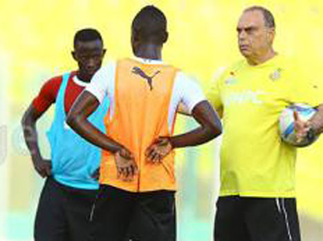 מנסה לתמרן בין האגו בגאנה (Ghanasoccernet)