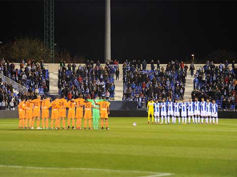 כיבדו את זכר ההרוגים. השחקנים בדקת הדומיה (Getty)