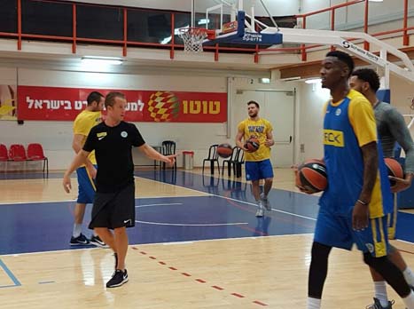 עוזר המאמן טים פנינג עם השחקנים באימון היום (אלן שיבר)