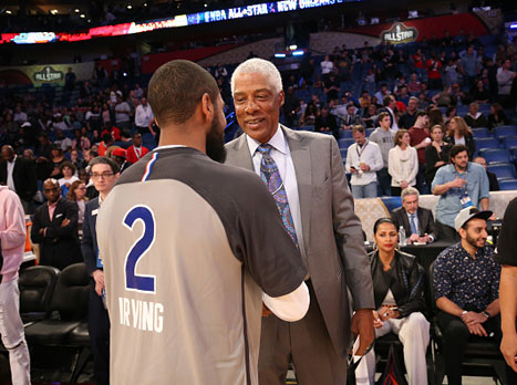 קיירי אירווינג יחד עם ג'וליוס ארווינג האגדי (getty)