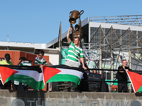 אוהדי סלטיק נגד ב"ש. מנסים לסלק הפגנות כאלה (getty)