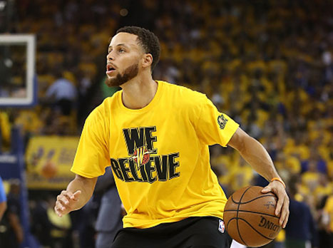 קרי עם חולצת ה-"We Believe", הלילה (getty)