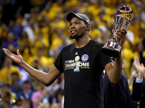 דוראנט עם גביע ה-MVP. סיום מתוק לעונה מהסרטים (Getty)
