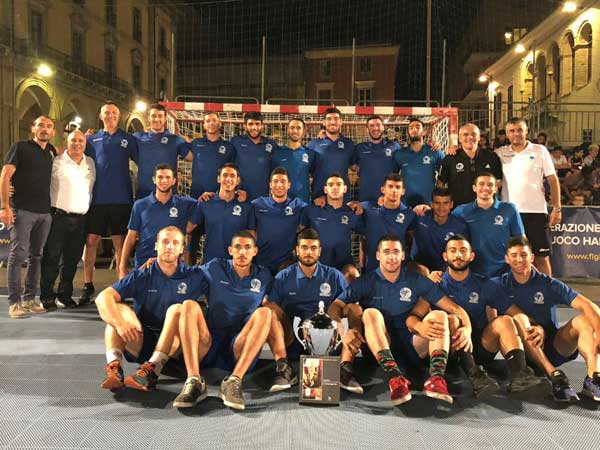 נבחרת העתודה עם הגביע באיטליה (באדיבות איגוד הכדוריד)