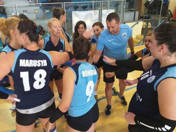 טודורוב עם חניכותיו מקריית אתא (באדיבות איגוד הכדורעף)