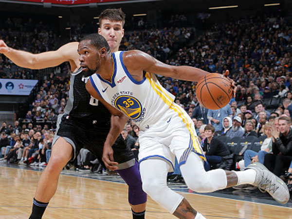 האלופה גירדה ניצחון (צילום: Rocky Widner/NBAE via Getty Images)