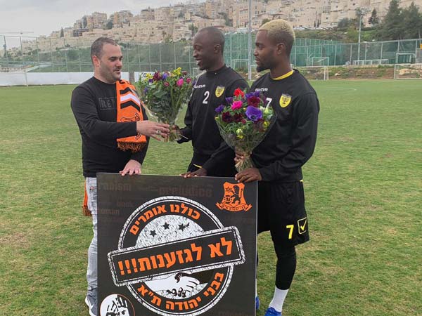אוהד בני יהודה, אבי אליאס, מעניק פרחים לפלומן וקונטה