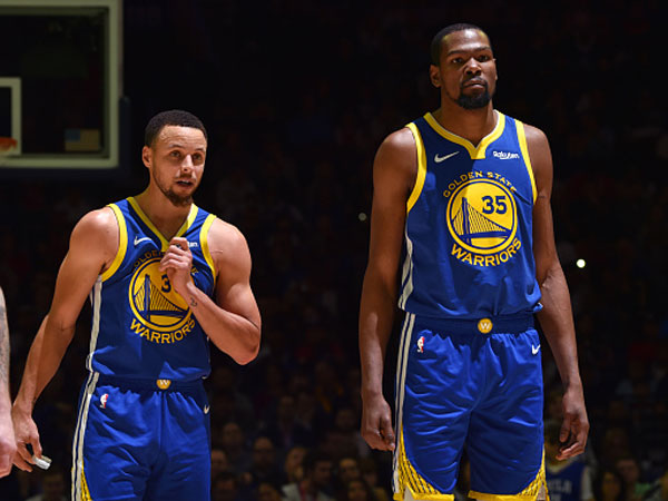 מי יכולה לשגע אותם? דוראנט וקרי (צילום: Jesse D. Garrabrant/NBAE via Getty Images)