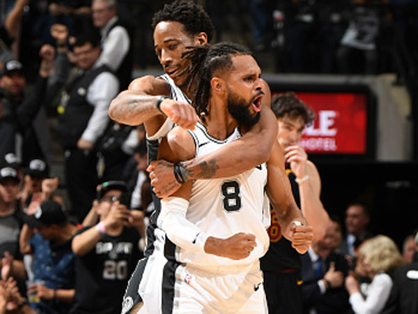 מילס זוכה לאהבה (צילום: Andrew D. Bernstein/NBAE via Getty Images)
