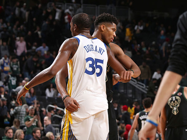 בדרך לקרב על התואר? דוראנט ויאניס (צילום: Gary Dineen/NBAE via Getty Images)