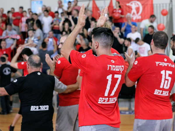שחקני אשדוד מודים לקהל במשחק הביתי האחרון (הדר ואן קולא, איגוד הכדוריד)