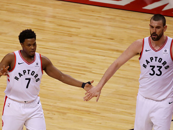 לאורי וגאסול נלחמים על כל כדור (צילום: Gregory Shamus/Getty Images)