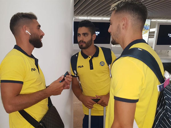שחקני מכבי תל אביב בשדה התעופה בבריסל (האתר הרשמי של מכבי תל אביב)