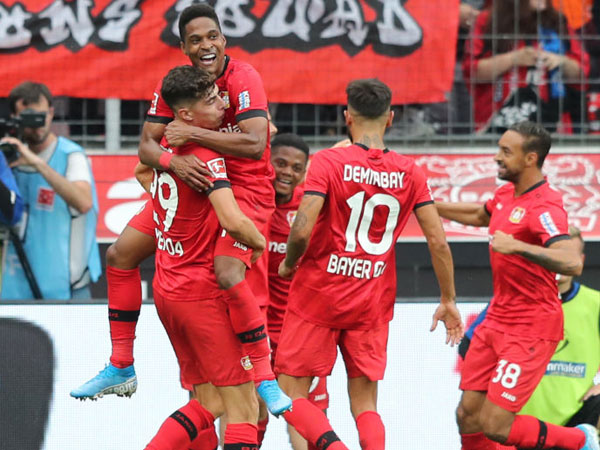 פתחו ברגל ימין. שחקני לברקוזן חוגגים (GETTYIMAGES)