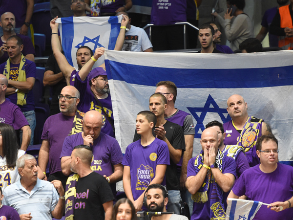 אוהדי חולון הגיעו למרות המצב (צילום: ברני ארדוב)