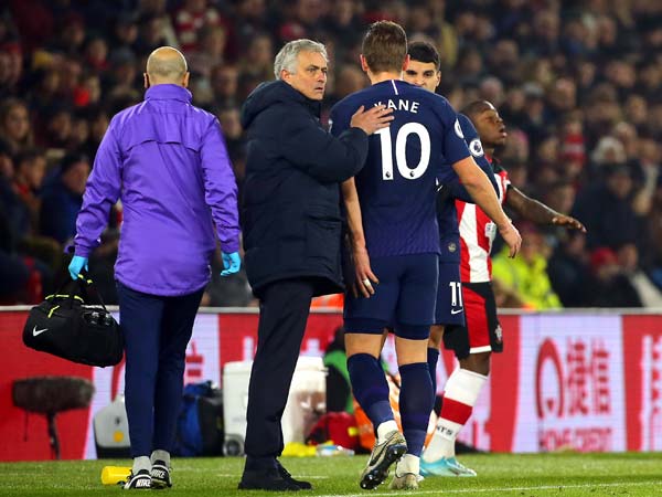 קיין נפצע ועזב את המגרש על קביים (getty)