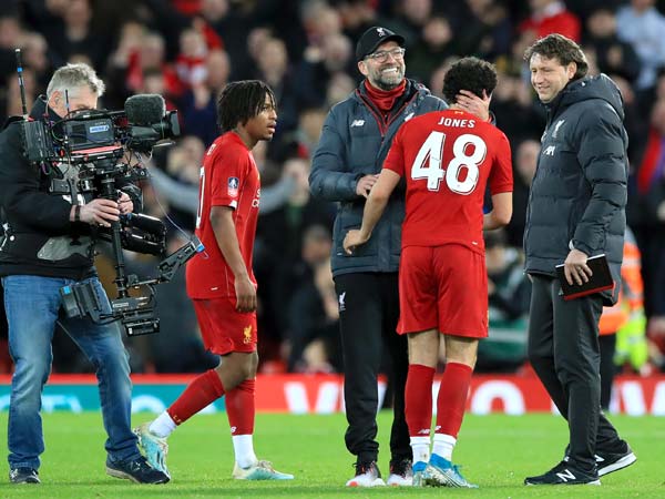 קלופ בירך את ג'ונס וחייך בסיום (getty)