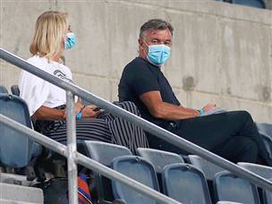 רוטנשטיינר צפה מהיציע (אלן שיבר)