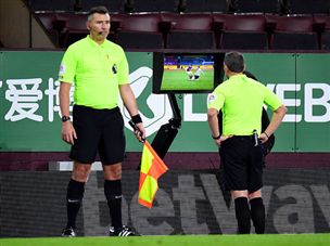 לשופטים הייתה הרבה עבודה במחצית הראשונה (getty)