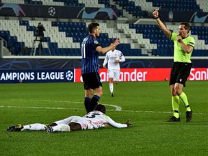 האיטלקים נותרו בעשרה שחקנים בשלב מוקדם (getty
