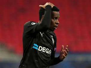 שחקני גלדבאך ניסו להיכנס לעניינים (getty)