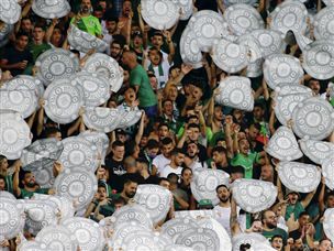 האוהדים רוצים עוד צלחת ירוקה. (צילום: אלן שיבר)