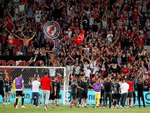 שחקני הפועל חיפה חגגו עם הקהל (אלן שיבר)