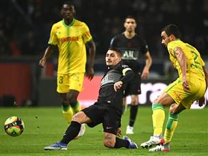 מרקו וראטי בפעולה. שלט במרכז השדה (Getty)