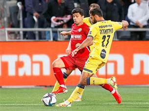 משחק מצד לצד בבלומפילד (אלן שיבר)