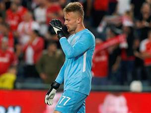 הופעה פושרת בשער. פוקס (אלן שיבר)