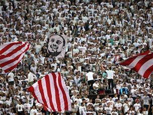 הקהל הסרבי הגיע בהמוניו וסיפק אווירה מאיימת (getty)