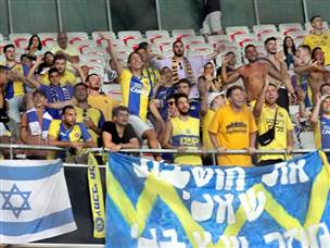 נציגות צהובה ביציעים בניס (מכבי ת"א, רשמי)