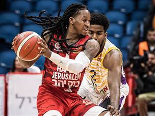 משחק נהדר שלו. סמית' (עודד קרני)