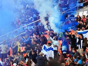 האוהדים דחפו ביציעים (Getty)