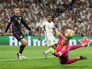 נוייר רשם כמה הצלות וטעות קשה (getty)