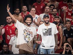 אנגולה ומיילס עודדו מהיציע (עודד קרני)